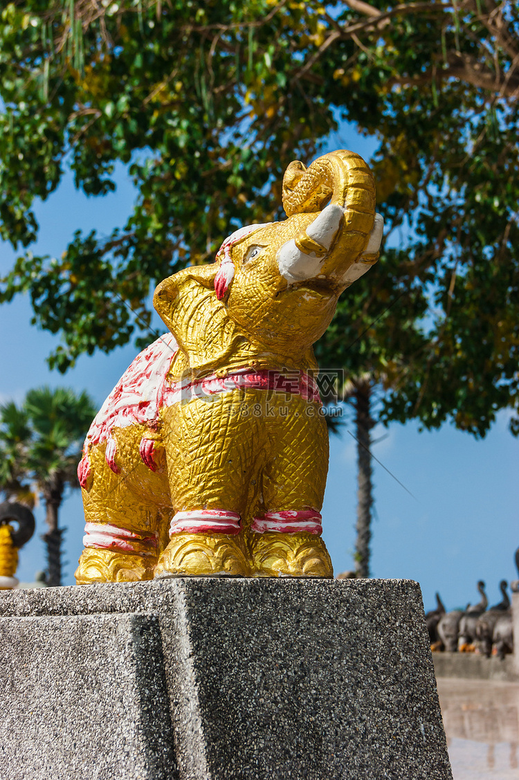 阳光明媚的日子里，泰国石象站在