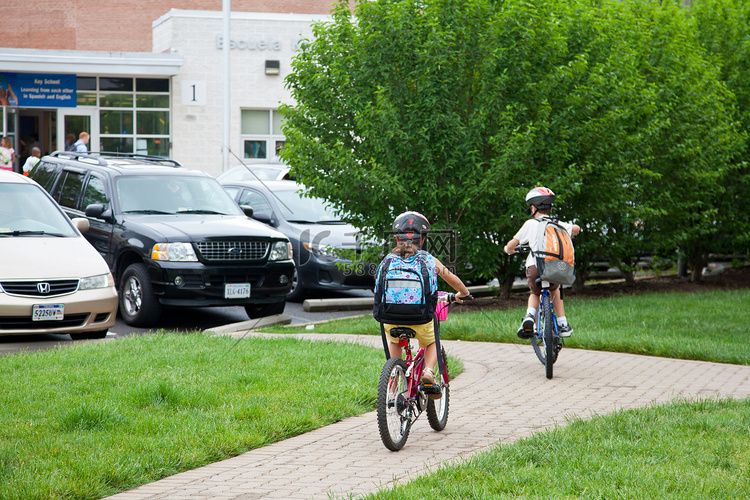 孩子们骑自行车上学