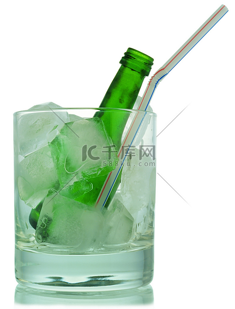 鸡尾酒：冰和绿瓶
