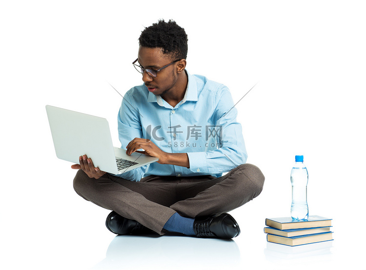 非洲裔美国大学生坐在白色的笔记