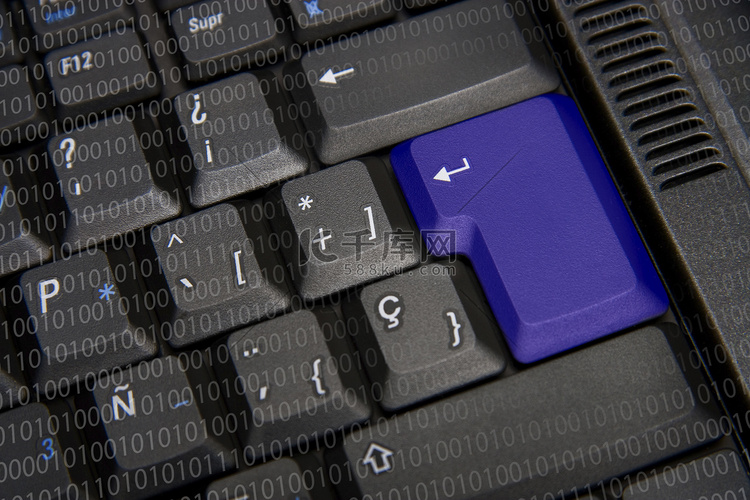 有蓝色钥匙的黑键盘