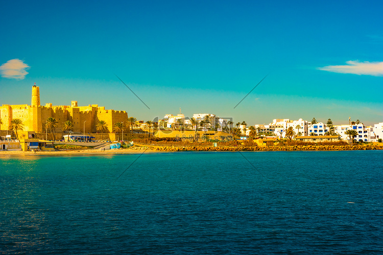 突尼斯的莫纳斯提尔是地中海沿岸