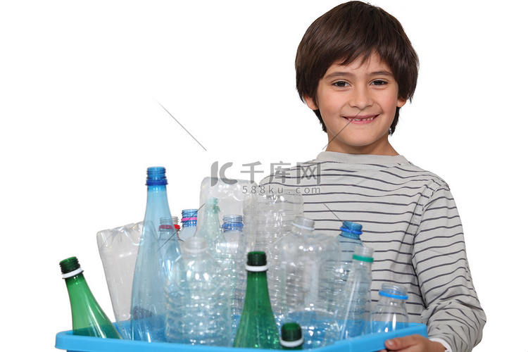 小男孩为垃圾分类塑料瓶