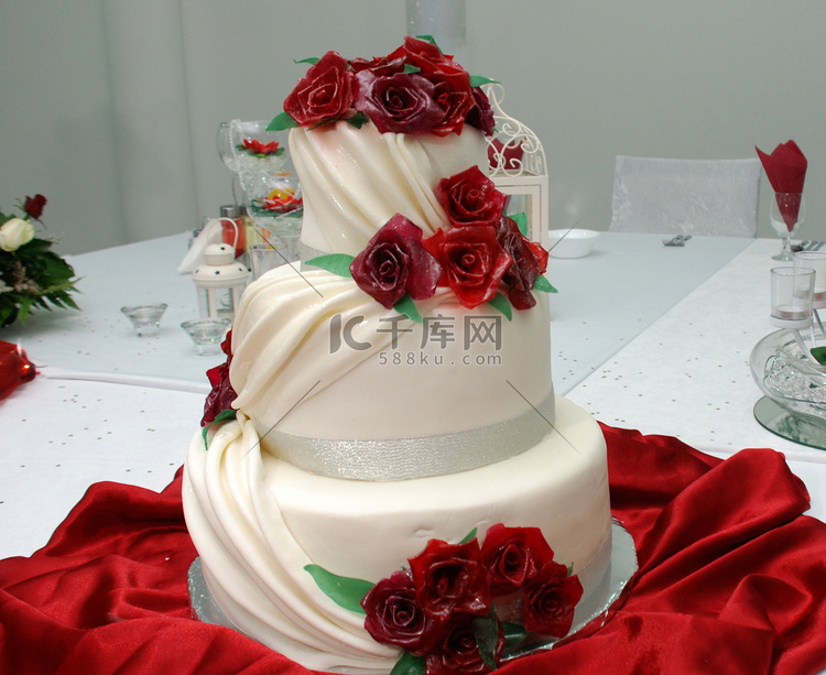 与玫瑰的白色婚礼蛋糕
