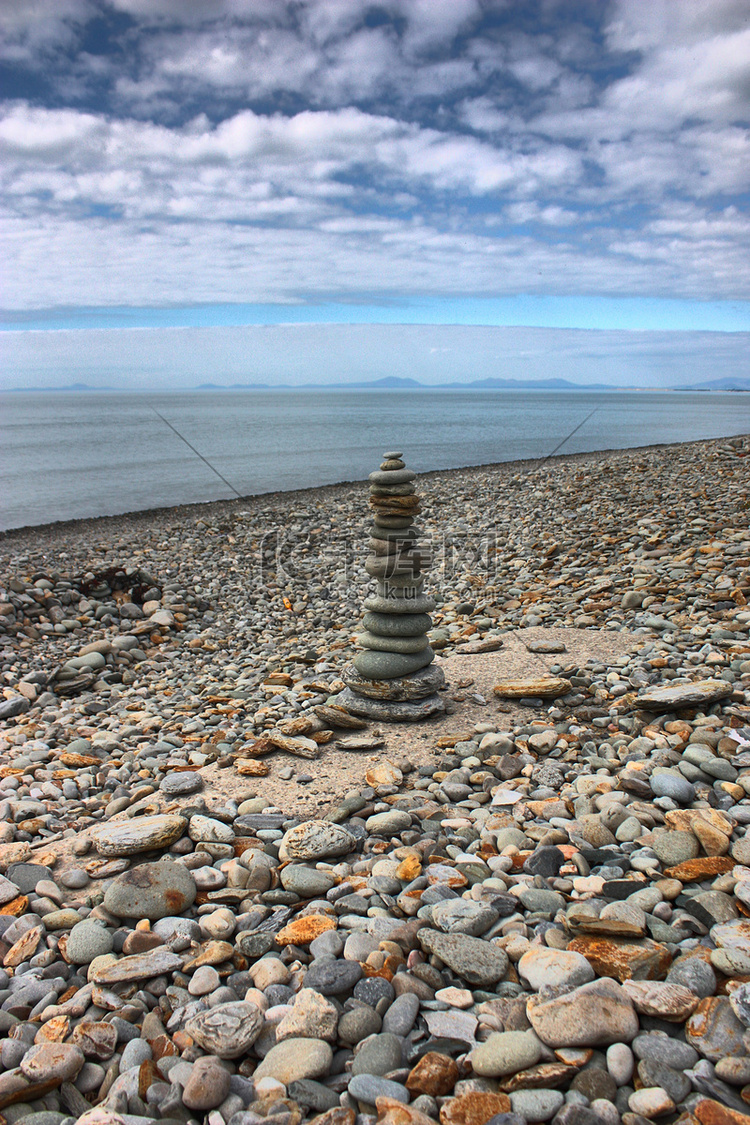 石头在每个顶部平衡，在海滩上建