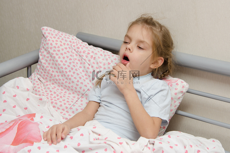 生病躺在床上咳嗽的女孩