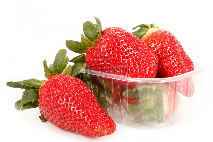 白色盒子里的新鲜草莓