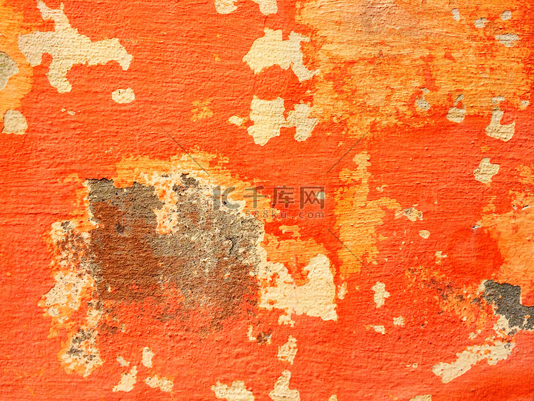 油漆剥落的橙色墙壁