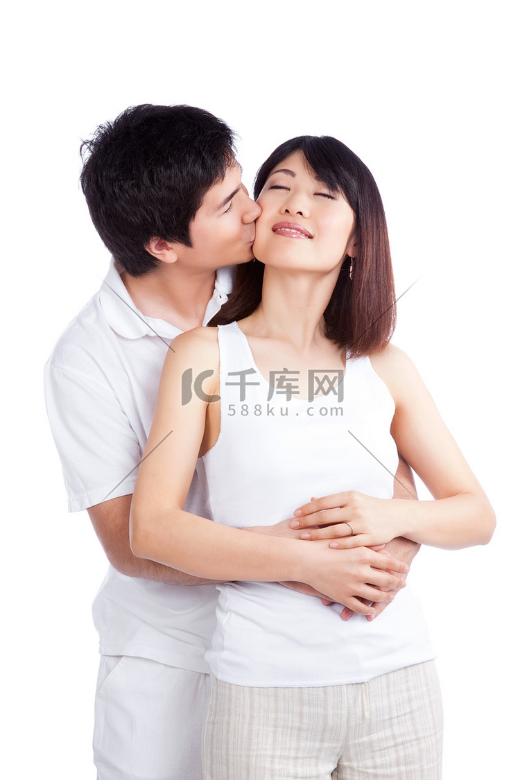 幸福的亚洲情侣肖像