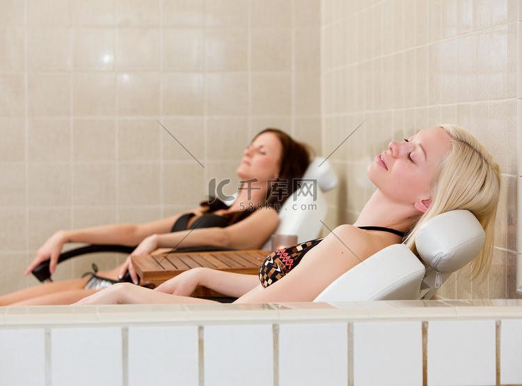 两个女人在水疗池放松
