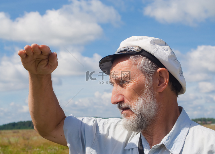 在望远方的男人手下