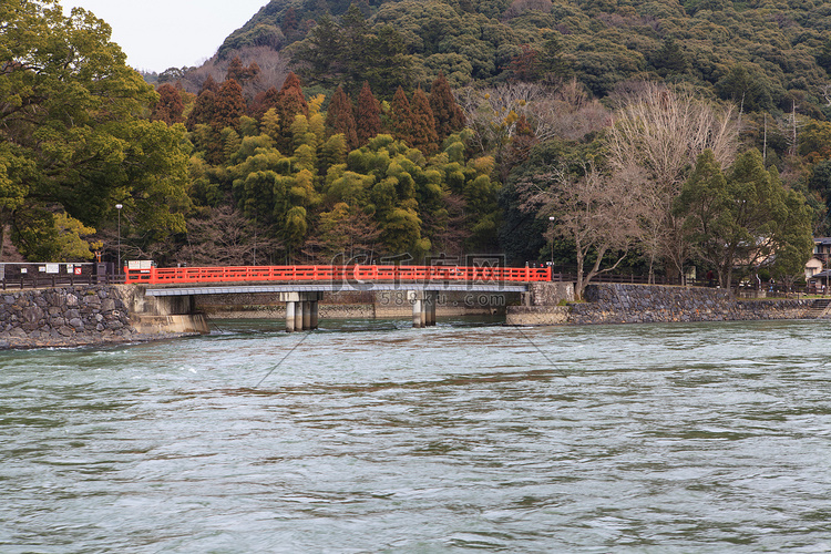 一座红色的水桥