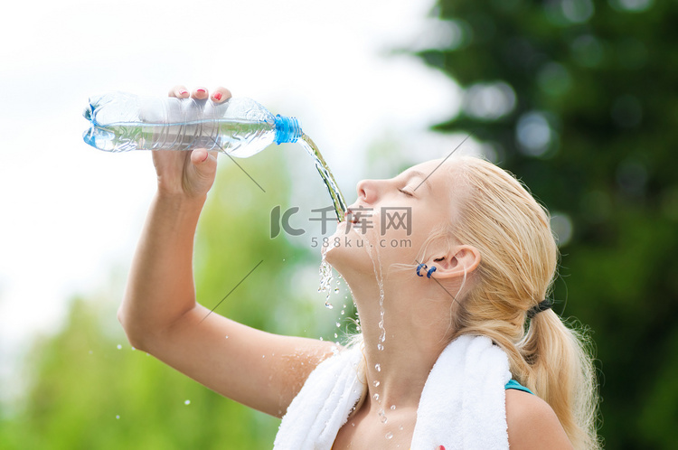 女人运动后喝水