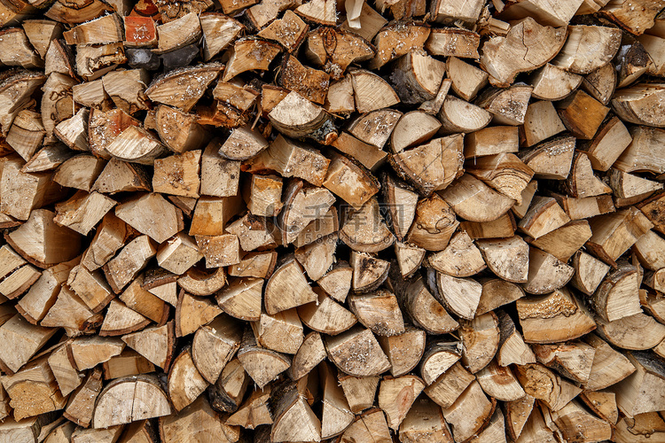 分裂原木堆放在光滑的木柴堆中