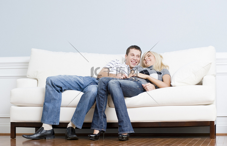 恩爱夫妻在沙发上笑着放松