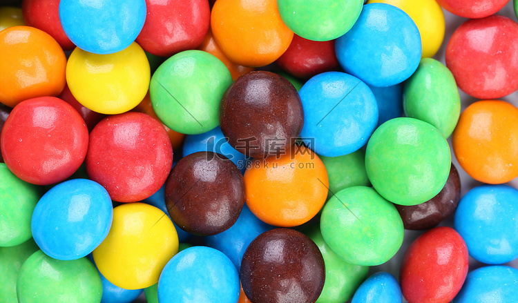 彩色釉料巧克力球的背景。