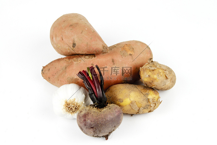 红薯配大蒜、甜菜根和土豆