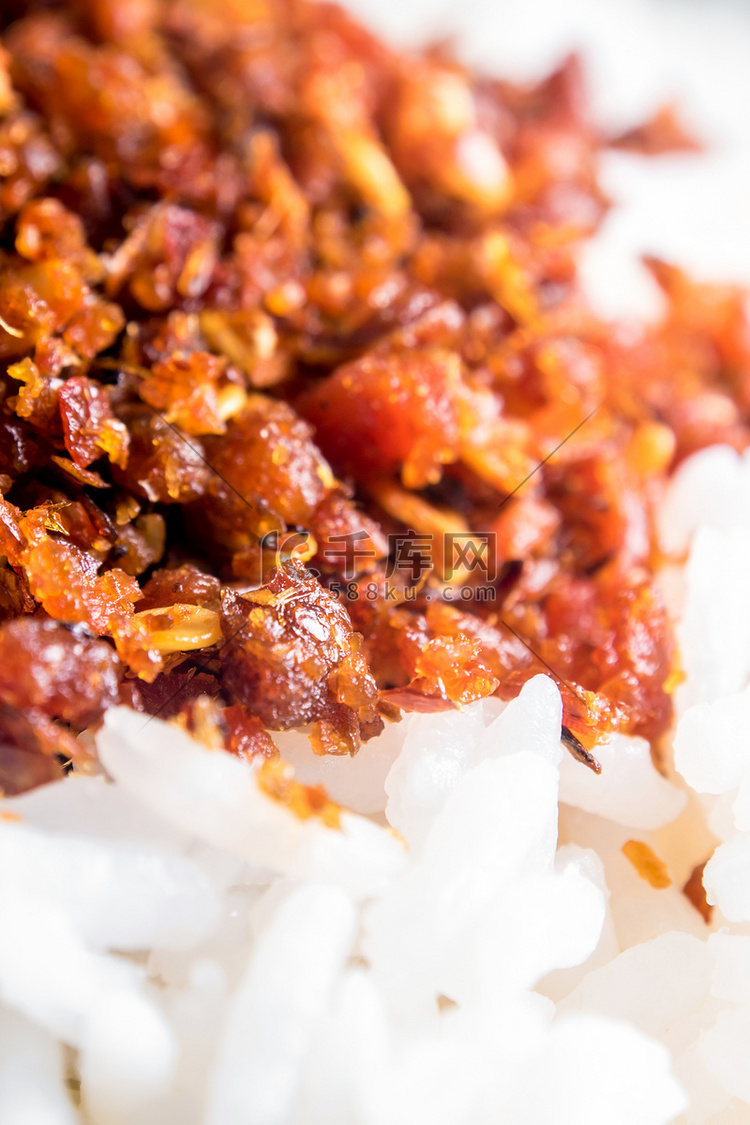 烤鱼和辣椒混合在煮熟的米饭上