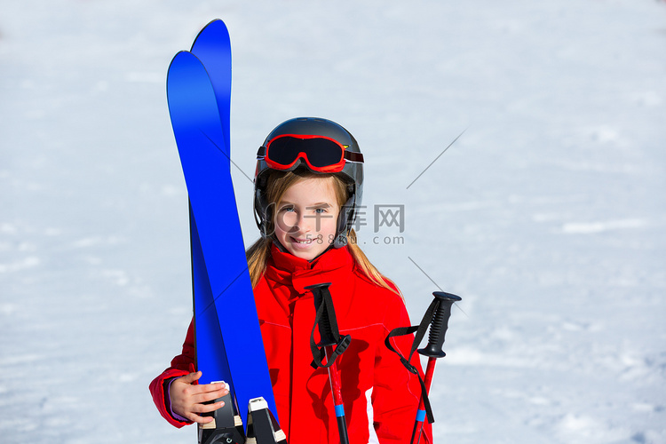 带滑雪设备的小女孩冬雪