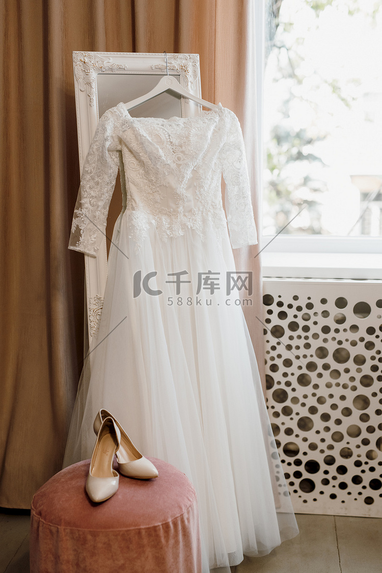 完美的白色婚纱在婚礼当天