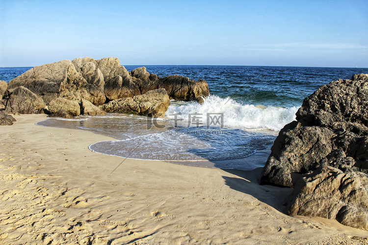 Galapinhos 海滩的结晶水和岩石纹理