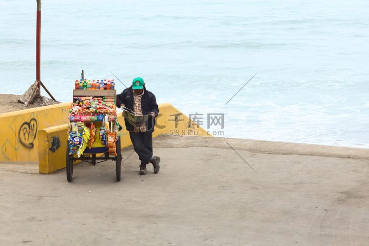 秘鲁利马巴兰科海岸的小吃车