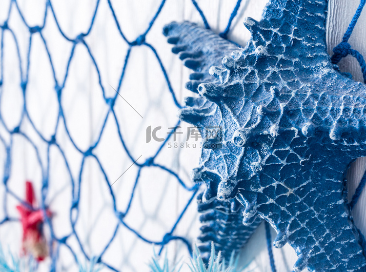 墙上装饰用塑料制成的蓝色网和人