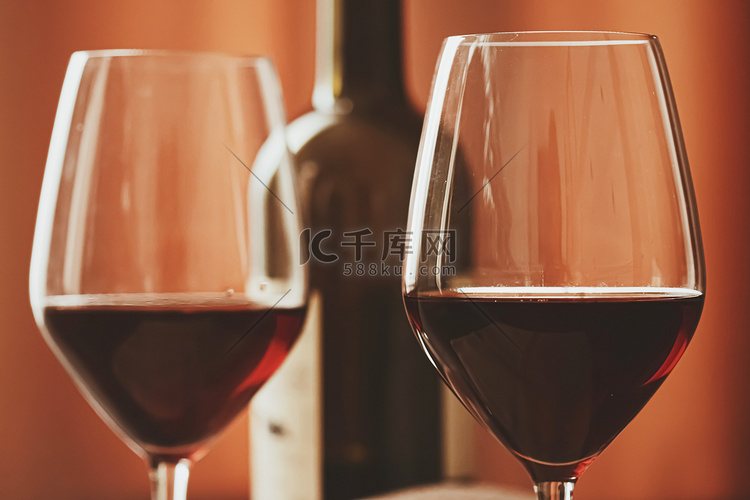 水晶玻璃杯盛装传统红酒