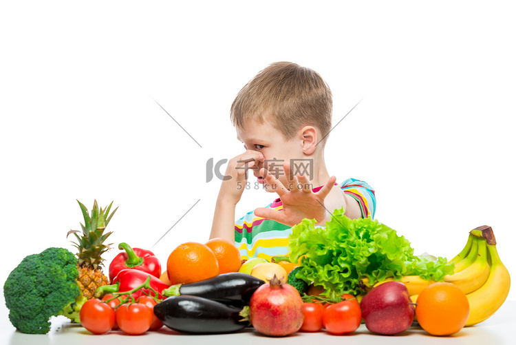 男孩和蔬菜，不受欢迎的食物概念