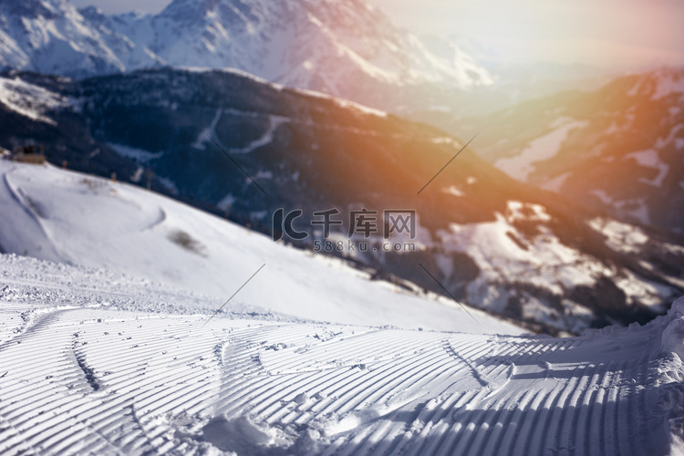 滑雪胜地的特写修饰雪，斜坡横幅