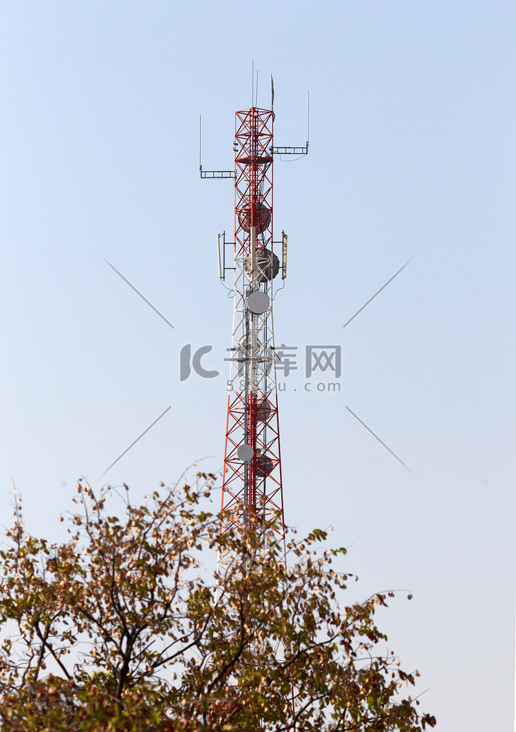 蓝天背景的手机塔或移动基站