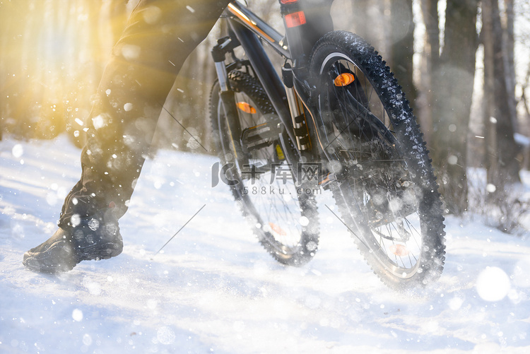 职业自行车手在阳光照耀下的雪道