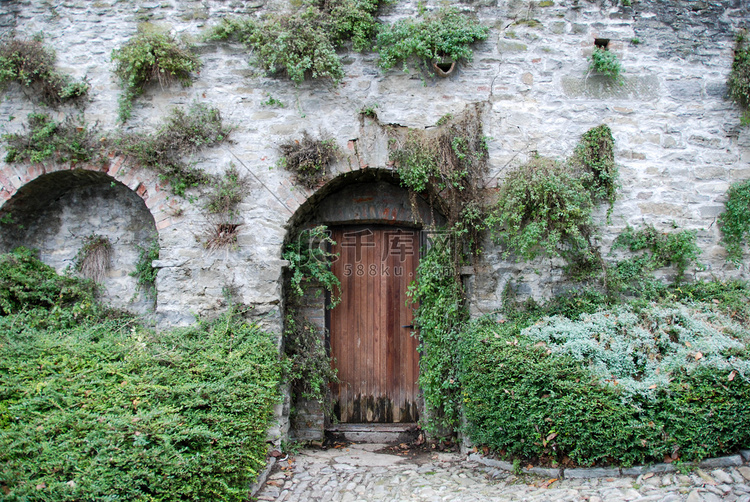 城堡 Serralunga dAlba 的旧门