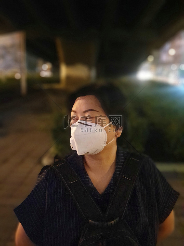 女性使用 N95 口罩防护城市