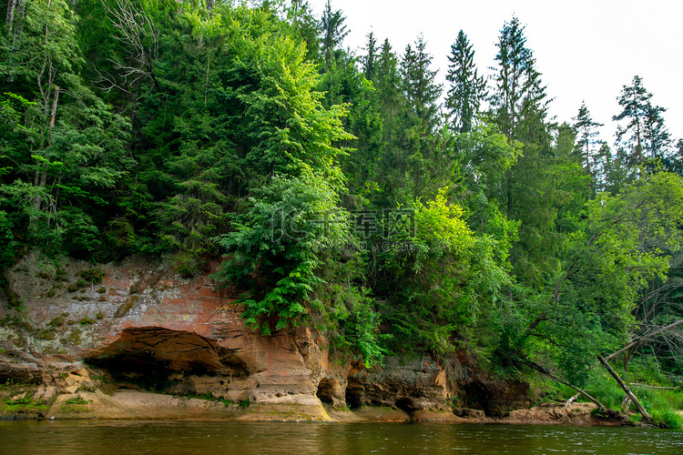 拉脱维亚的河流、悬崖和森林景观