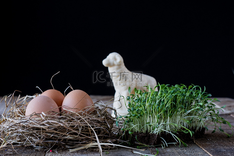 鸟巢里的鸡蛋，旧木桌上有袋子