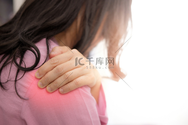 身穿粉红色布料的亚洲女性肩痛