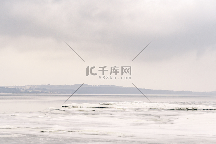 冬天湖上的冰，雾蒙蒙的风景