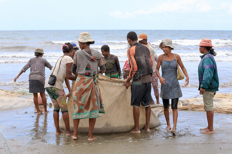 在海上捕鱼的当地马达加斯加渔民