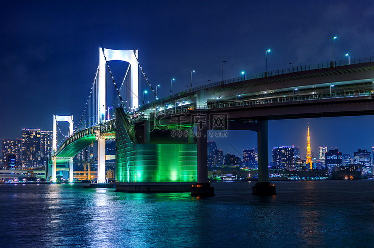 东京天际线与彩虹桥和东京塔。