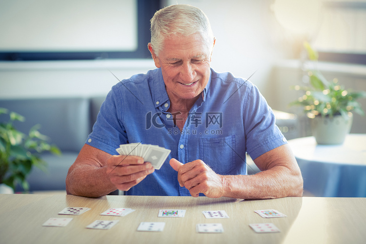 老人在客厅打牌