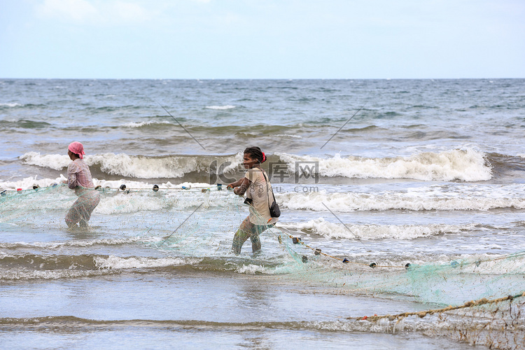 在海上捕鱼的当地马达加斯加渔民