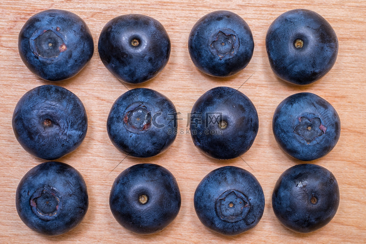 桌面上的新鲜蓝莓