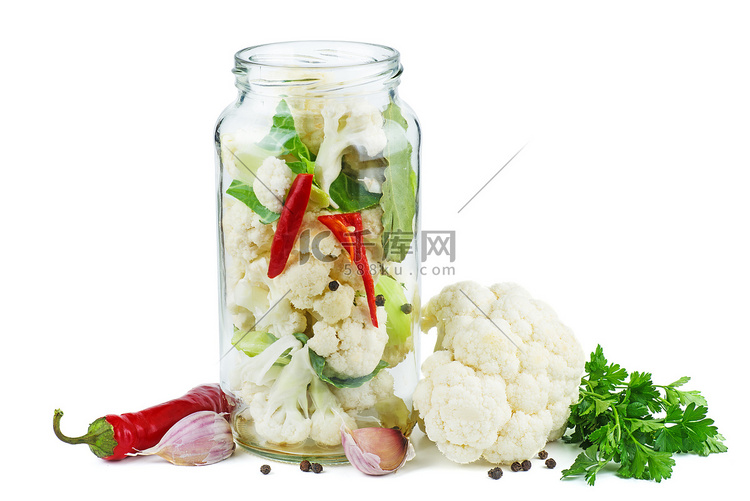 准备装在玻璃罐中的花椰菜