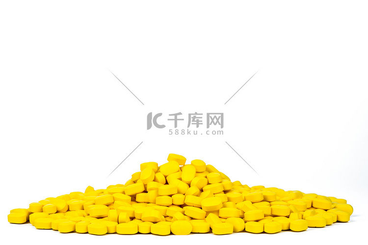 一堆黄色卵形矩形药丸，在白色背
