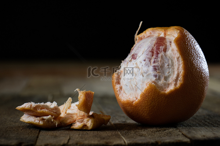 木桌上采摘的葡萄柚、果汁和桃子