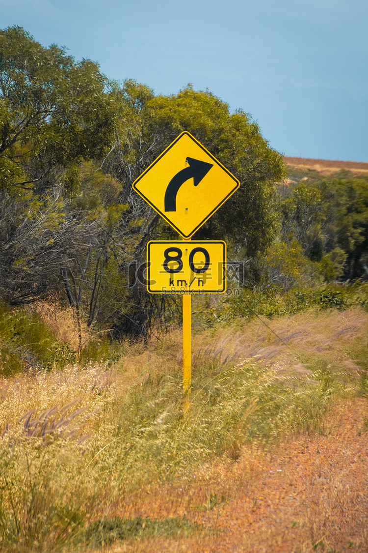 澳大利亚路标警告右转弯在干燥景