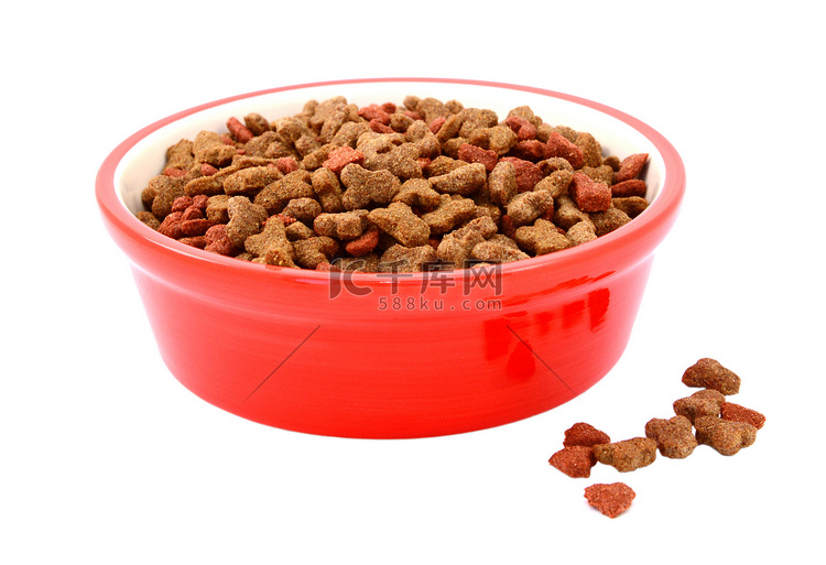 红碗里的干猫粮，饼干洒在旁边