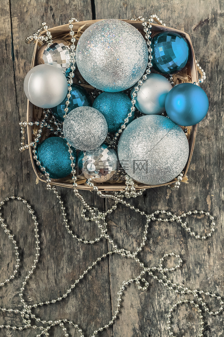 蓝色圣诞球和银子，珠子放在木篮