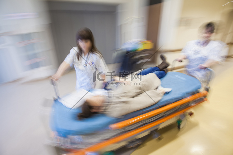 急救医院护士推垃圾病人